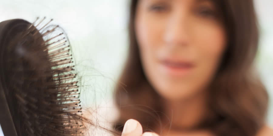 qué se cae el pelo durante la Menopausia? Consejos cuidarlo
